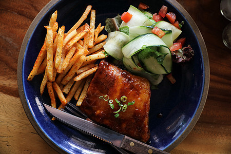 烧烤猪排牛排和新鲜蔬菜 在旧生菜上午餐牛扒盘子肋骨美食油炸猪肉食物架子牛肉图片