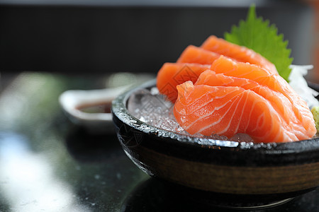 日本冰冻食物上的鲑鱼生鱼鱼海鲜盘子鱼片美食文化橙子饮食食物餐厅寿司图片