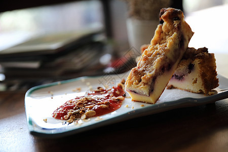 蓝莓奶酪蛋糕 木桌上加草莓果酱美食水果食物糕点薄荷蛋糕面包浆果食谱奶油图片