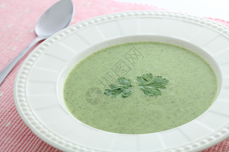 绿色蔬菜汤餐具叶子盘子勺子菠菜奶油小吃食物香菜液体图片