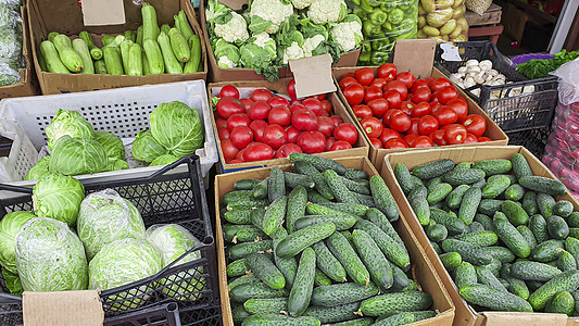 在农贸市场销售新鲜有机水果和蔬菜 在可供选择的框中 有适合健康饮食的产品午餐盒子排毒盘子免疫早餐矿物质胡椒黄瓜美食图片