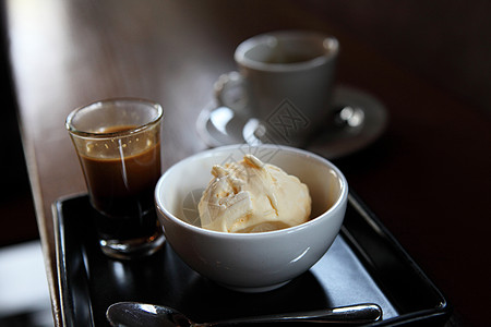 意式咖啡咖啡加冰淇淋玻璃木头食物杯子盘子桌子咖啡店甜点香草奶油背景