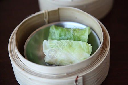 Yumcha 竹船的薄和美食点心大豆丁字裤辣椒小吃饺子油炸猪肉盘子背景图片