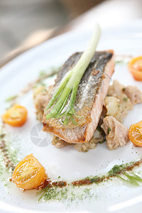 Grilled 鲑鱼牛排蔬菜美食午餐柠檬沙拉白色炙烤盘子绿色食物图片