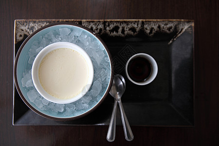 布丁水果盘子奶油甜点牛奶黄色奶油状食物焦糖勺子图片