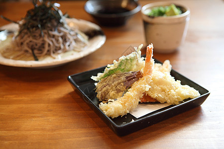 面条和炸虾美食油炸竹子托盘午餐烹饪大豆蔬菜筷子饮食图片