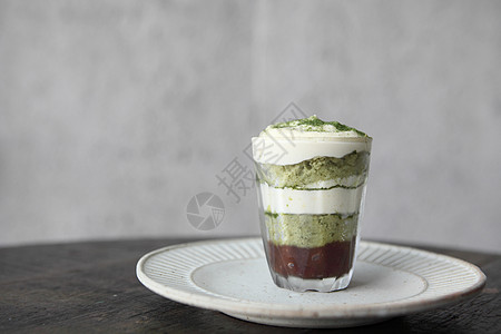 绿茶提拉米苏绿色用餐饼干图层奶油红色蛋糕咖啡白色小吃图片