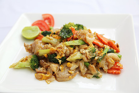 泰国菜炒面 配鸡蛋和猪肉午餐胡椒蔬菜厨房餐厅油炸盘子烹饪竹子辣椒图片
