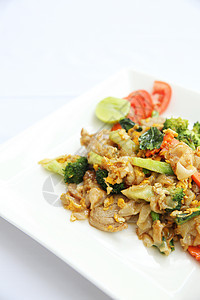 泰国菜炒面 配鸡蛋和猪肉烹饪油炸炒锅胡椒洋葱美食辣椒盘子食物竹子图片