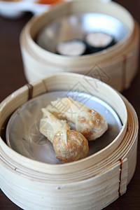 Yumcha 竹船的薄和蔬菜盘子点心美食大豆猪肉油炸丁字裤午餐饺子背景图片