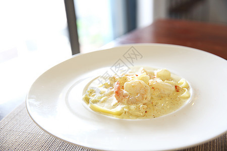 意大利面条奶油酱加虾橙子盘子午餐美食香蒜香菜草本植物食物餐厅海鲜图片