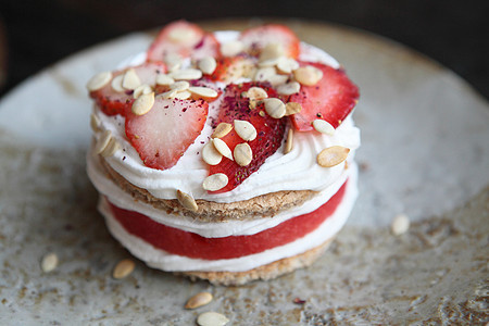 顶层蛋糕上的西瓜草莓文化香草甜点馅饼糕点浆果白色奶油盘子食物图片