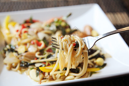 意大利面辣辣椒海鲜海鲜口味烹饪香菜草本植物美食食物面条盘子餐厅午餐白色图片