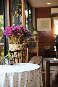 咖啡馆小酒馆桌子黄色椅子玻璃城市建筑学食物咖啡店餐厅图片