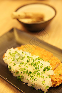 日本菜东松和大米美食面包屑盘子白色油炸蔬菜猪肉餐厅食物午餐图片
