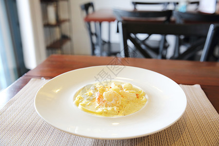 意大利面条奶油酱加虾烹饪木头海鲜盘子香蒜美食午餐食物营养香菜图片