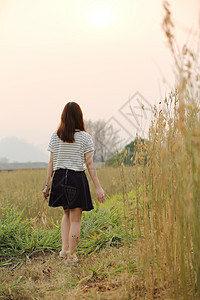 从事小麦的年轻妇女女孩婴儿女性孩子们日落皮肤白色微笑绿色图片