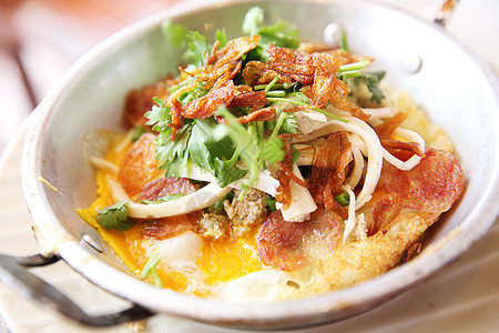 越南煎蛋早餐蛋黄猪肉美食餐厅午餐香菜桌子香肠油炸图片