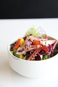沙拉在封闭的沙拉中蔬菜食物洋葱盘子熏肉美食餐厅叶子胡椒营养图片