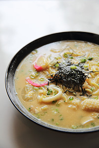 海鲜面 ranmen 日本料理肉汤拉面筷子猪肉面条烹饪食物蔬菜鱼丸木头图片