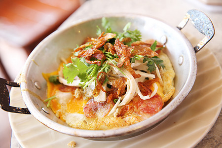 越南煎蛋盘子油炸美食蛋黄香肠午餐餐厅火腿食物香菜图片