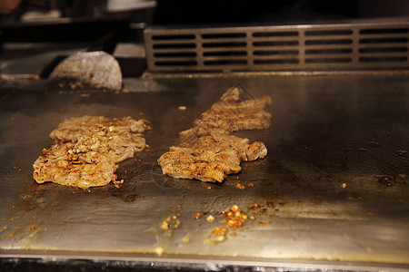 牛肉和蔬菜 日本日式烹饪餐厅炒饭美食食物厨师水平炙烤烧烤牛扒火焰图片