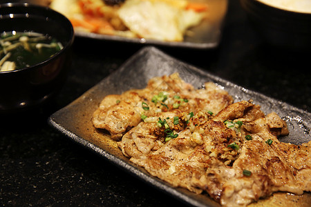 黑椒牛肉炒饭牛肉和蔬菜 日本日式烹饪炒饭炙烤烧烤食物水平美食火焰厨师餐厅牛扒背景