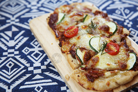 披萨火和蘑菇小吃脆皮食物用餐木头平底锅蔬菜午餐面团托盘图片