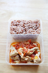 鸡肉和番茄加大米服务盘子香肠伴奏盒子洋葱美食食物秋葵白色图片