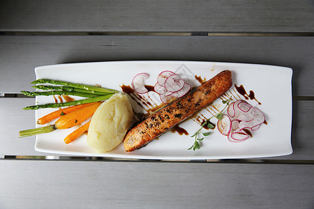 Grilled 烤鲑鱼牛排海鲜沙拉饮食绿色草本植物蔬菜柠檬食物烧烤午餐图片