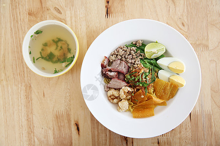 泰式泰国食用汤面面条木头蔬菜课程美食烹饪盘子筷子胡椒餐厅食物图片