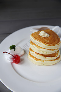 带有蜂蜜和草莓的煎饼甜点营养黄油小吃糖浆奶油蛋糕早餐木头美食图片