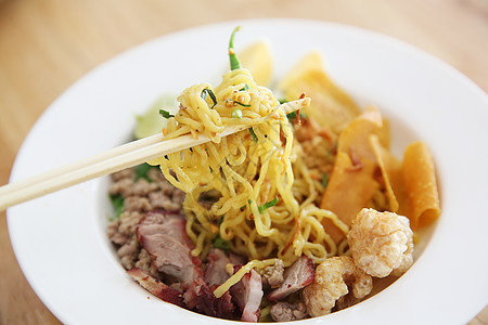 泰式泰国食用汤面面条饮食木头餐厅课程蔬菜筷子盘子胡椒食物午餐图片