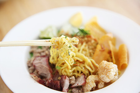 泰式泰国食用汤面面条木头营养饮食盘子烹饪胡椒食物餐厅传统早餐图片