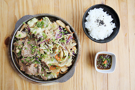 日本猪肉和姜汁煎锅盘子胡椒蔬菜鱼片食物木头烧烤美食午餐白色图片