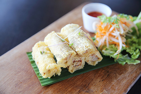 木本底的春卷盘子油炸猪肉文化烹饪小吃美食蔬菜食物图片