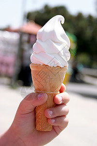 儿童手握着美味香草冰淇淋甜筒图片