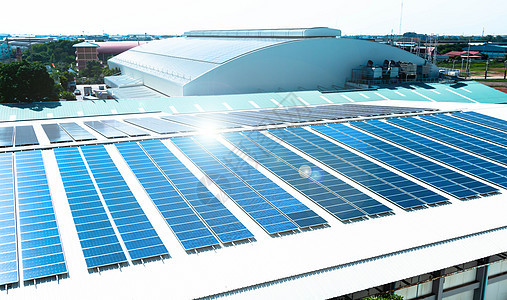 商业建筑太阳能电池板或太阳能电池在工厂屋顶或带阳光的露台上的金属屋顶的建筑细节 工业力量太阳蓝色活力住宅细胞生态发电机技术电气图片