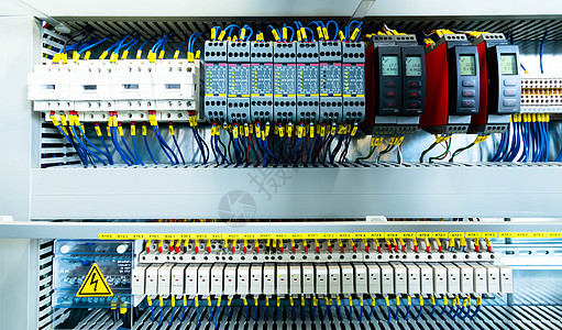 用于电力和配电的电气控制面板外壳 不间断 电压保险丝安装制造业控制板技术金属接线电子产品内阁技术员图片