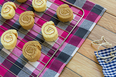 一群香草和咖啡蛋糕卷黄色蛋糕团体白色食物甜点盘子糕点面包圆形图片