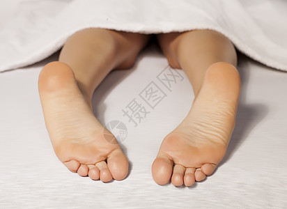 女人的脚和脚被毛巾覆盖修脚温泉按摩床垫皮肤身体沙龙白色女性女孩图片