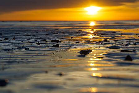 波罗的海国家天堂海滩景观 波罗的海日落 爱沙尼亚 塔林 美丽的金色橙色日落在海上反射土地水晶团体海浪棕榈地平线海景全景青色图片
