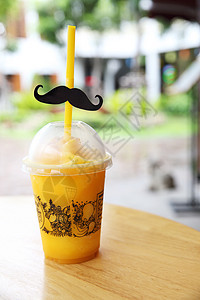 芒果frappe果汁饮料冰沙黄色水壶白色营养玻璃叶子水果热带图片
