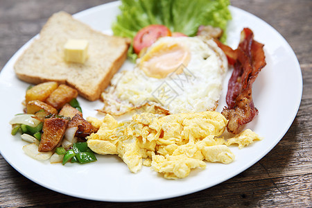 早餐和培根 煎蛋和面包黄油橙子木头营养油炸带子熏肉香肠服务盘子图片