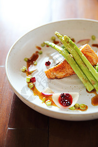 Grilled 鲑鱼牛排柠檬鱼片沙拉牛扒草本植物饮食蔬菜海鲜白色美食图片