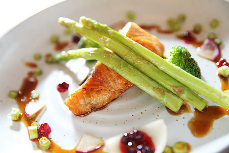 Grilled 鲑鱼牛排午餐蔬菜食物白色鱼片草本植物柠檬绿色海鲜炙烤图片