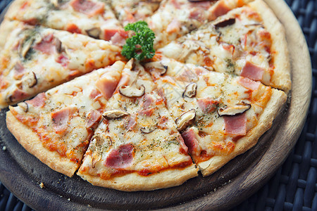 披萨火和蘑菇食物用餐蔬菜垃圾胡椒洋葱平底锅餐厅香肠火腿图片