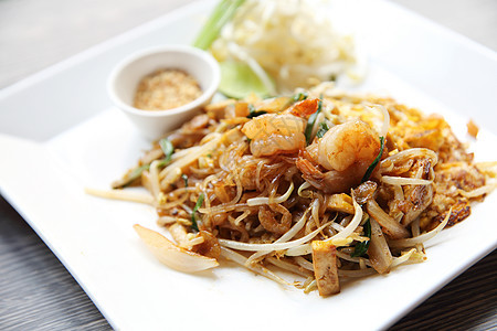 泰国食用泥薯炸面条和虾美食午餐柠檬市场软垫面条油炸服务小吃盘子图片