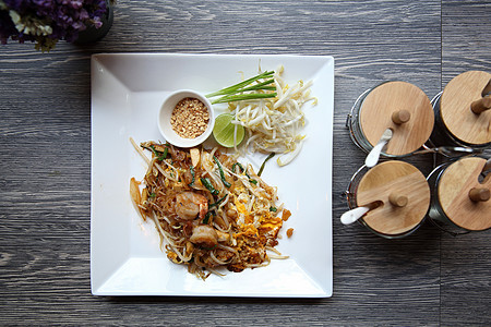 泰国食用泥薯炸面条和虾豆芽午餐花生食物国王小吃蔬菜油炸盘子服务图片