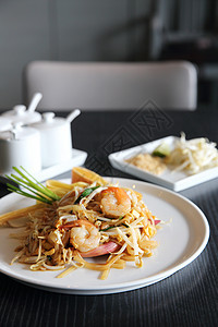 泰国食用泥薯炸面条和虾柠檬面条小吃午餐烹饪软垫花生盘子国王美食图片